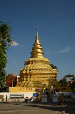 Si Chom Tangası büyük altın pagoda Wat Phra 'da Shi Chom Tanga Worawihan' da bulunuyor. Burası şehrin önemli bir tapınağıdır ve Taylandlı Budistler tarafından saygı görür. Tayland 'ın Chiang Mai eyaletinde yer almaktadır..