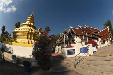 Si Chom Tangası büyük altın pagoda Wat Phra 'da Shi Chom Tanga Worawihan' da bulunuyor. Burası şehrin önemli bir tapınağıdır ve Taylandlı Budistler tarafından saygı görür. Tayland 'ın Chiang Mai eyaletinde yer almaktadır..