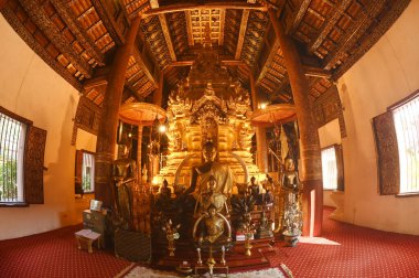 Luang Phor Phet, Wat Phra That Chom Thong Worawihan 'daki kilisenin içinde yüzlerce yıllık güzel Buda heykelleri. Tayland 'ın Chiang Mai eyaletinde yer almaktadır..