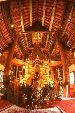 Luang Phor Phet, Wat Phra That Chom Thong Worawihan 'daki kilisenin içinde yüzlerce yıllık güzel Buda heykelleri. Tayland 'ın Chiang Mai eyaletinde yer almaktadır..