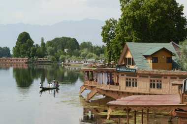 SRINAGAR, INDIA-MAY10, 2019: House Boats Dalmi Gölü 'nün kıyısında. Mimarilerinde eşsizdirler, güzel oyulmuş ve lüks bir malikanede yaşamak gibi çeşitli konforlarla donatılmışlardır. Yüzen evler gibi yaratılmışlardır..