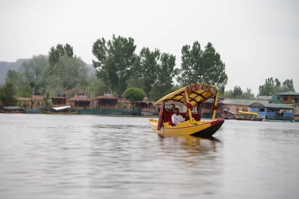 SRINAGAR, INDIA - 10 Mayıs 2019: Shikaras, Dal Gölü sisteminde yüzen ev ve popüler bir turist aktivitesi için ulaşım sağlayan ahşap kayıklardır.