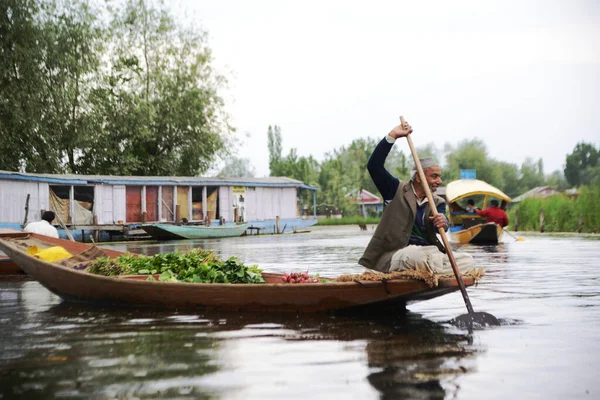 KASHMIR, INDIA - 10 Mayıs 2019: Kaşmir 'deki en büyük göl ve ünlü bir turizm merkezidir. Sabah sebze ve meyve gibi ürünlerini satmak için yüzen bir pazarı var..