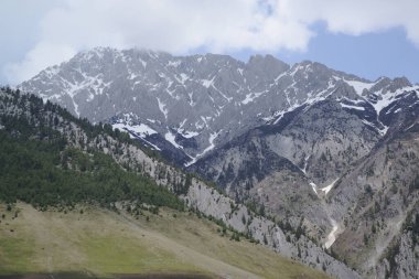 Sonamarg, deniz seviyesinden 2.740 metre yükseklikte Kaşmir 'in altın çayırıdır. Çam ormanları, çayırları ve el değmemiş beyaz buzulları olan doğal güzellikler diyarı. Yürüyüş, at binme ve kar nalları için mükemmel..