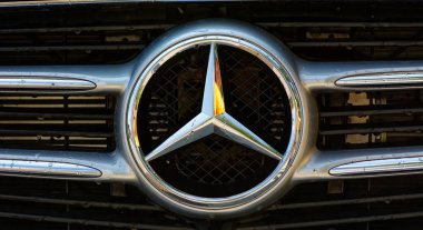 Kiev 13 Haziran: Mercedes Benz işareti yakın çekim Haziran. 13, Kiev, Ukrayna 2018. Mercedes-Benz Alman otomobil üreticisidir. Marka lüks otomobiller, otobüsler, antrenörler ve kamyonlar için kullanılır