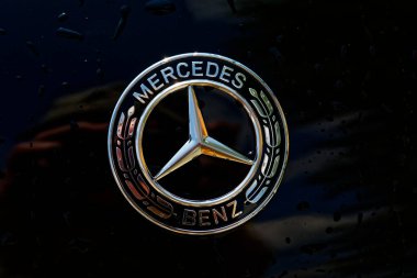 Kiev 13 Haziran: Mercedes Benz işareti yakın çekim Haziran. 13, Kiev, Ukrayna 2018. Mercedes-Benz Alman otomobil üreticisidir. Marka lüks otomobiller, otobüsler, antrenörler ve kamyonlar için kullanılır