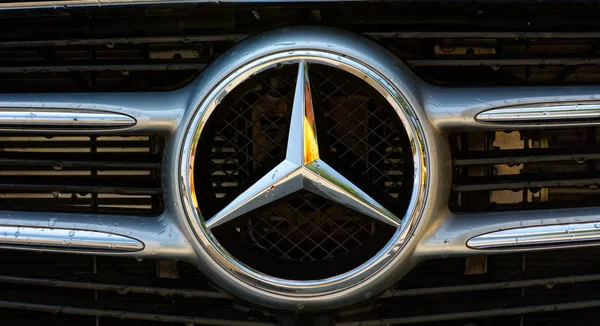 Kiev 13 Haziran: Mercedes Benz işareti yakın çekim Haziran. 13, Kiev, Ukrayna 2018. Mercedes-Benz Alman otomobil üreticisidir. Marka lüks otomobiller, otobüsler, antrenörler ve kamyonlar için kullanılır
