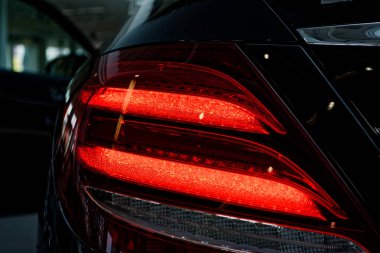 Bir arabanın arka lambasındaki detay..