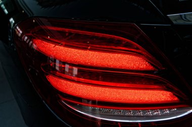 Bir arabanın arka lambasındaki detay..