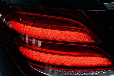 Bir arabanın arka lambasındaki detay..