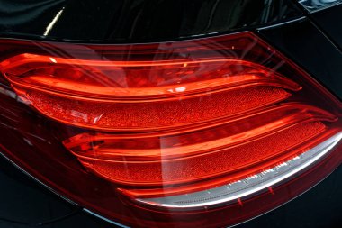 Bir arabanın arka lambasındaki detay..