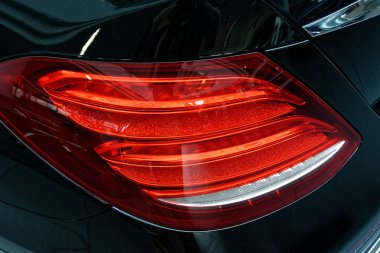 Bir arabanın arka lambasındaki detay..