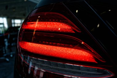 Bir arabanın arka lambasındaki detay..