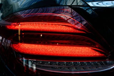 Bir arabanın arka lambasındaki detay..