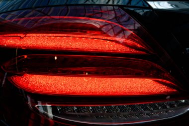 Bir arabanın arka lambasındaki detay..