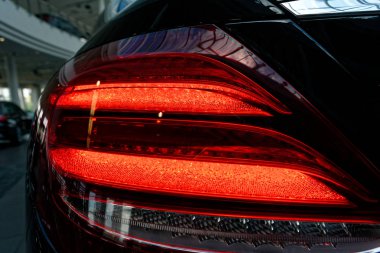 Bir arabanın arka lambasındaki detay..