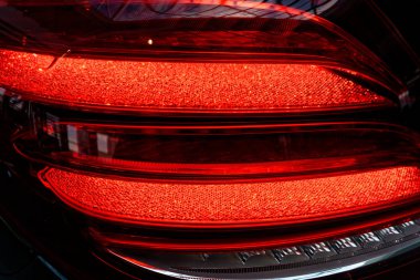 Bir arabanın arka lambasındaki detay..