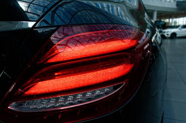 Bir arabanın arka lambasındaki detay..