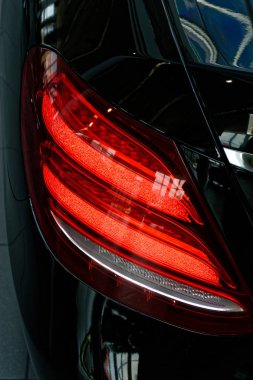 Bir arabanın arka lambasındaki detay..
