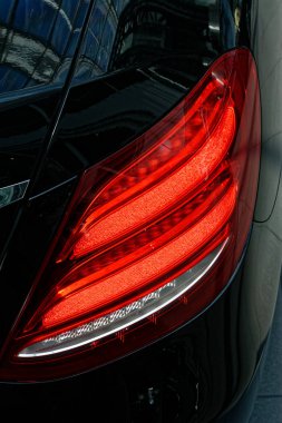Bir arabanın arka lambasındaki detay..