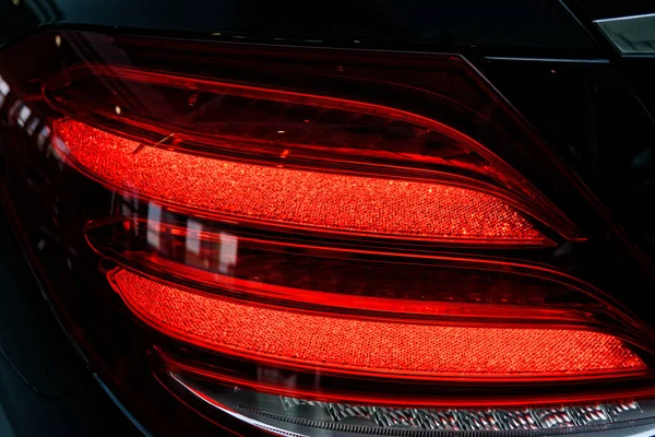 Bir arabanın arka lambasındaki detay..