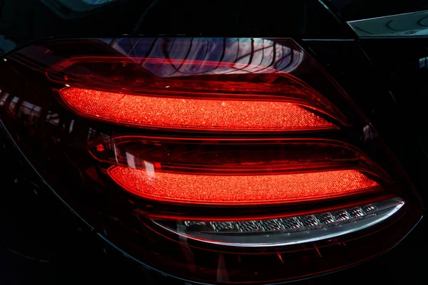 Bir arabanın arka lambasındaki detay..