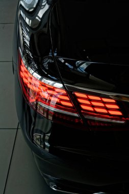 Bir arabanın arka lambasındaki detay..