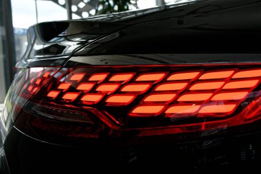 Bir arabanın arka lambasındaki detay..