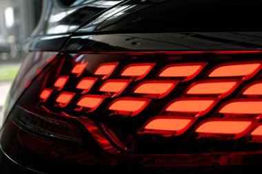 Bir arabanın arka lambasındaki detay..