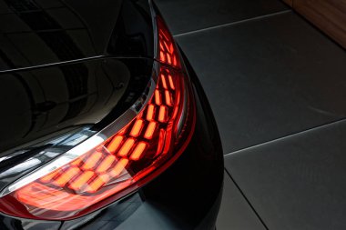 Bir arabanın arka lambasındaki detay..