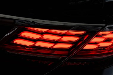 Bir arabanın arka lambasındaki detay..