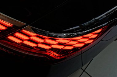 Bir arabanın arka lambasındaki detay..