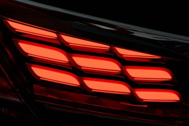 Bir arabanın arka lambasındaki detay..