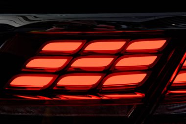 Bir arabanın arka lambasındaki detay..