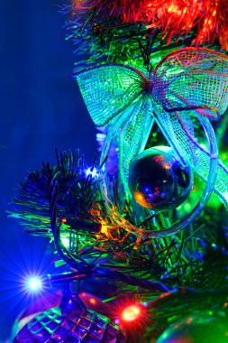 Noel ağacı, oyuncaklar, çelenk. Yakın çekim