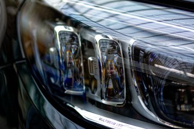 Bir arabanın LED farlarından birinin ayrıntıları..