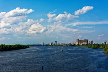 Bulutlu ve güneşli mavi gökyüzü.