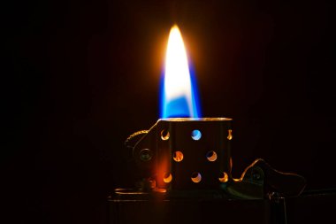 Koyu arkaplanda çakmak yakılıyor