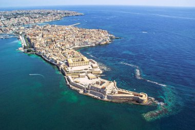 Kıyı şeridi kasaba Syracuse Sicilya ve eski Ortigia Adası