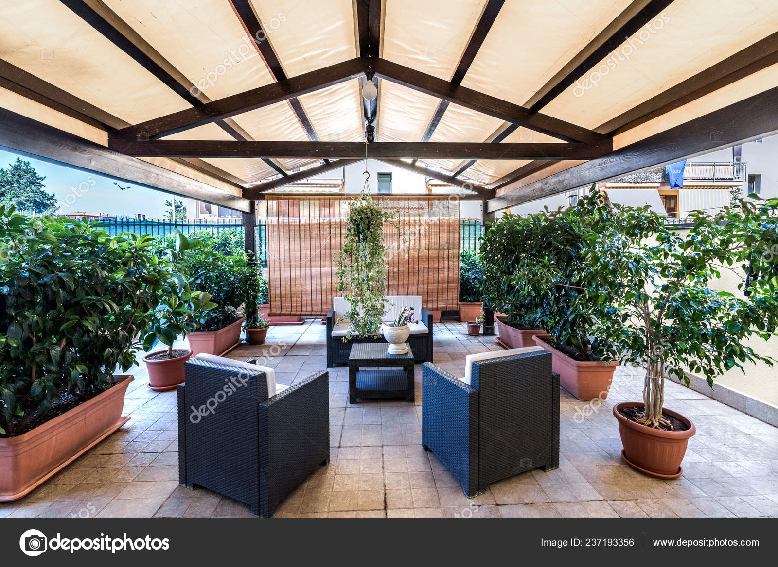 Patio Exterior Cubierto Con Muebles Plantes Imagen — Foto editorial de