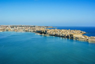 Kıyı şeridi kasaba Syracuse Sicilya ve eski Ortigia Adası