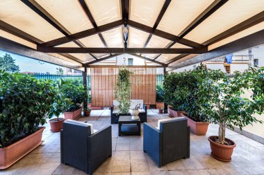 Dış kapalı veranda mobilya ve plantes. -Görüntü 