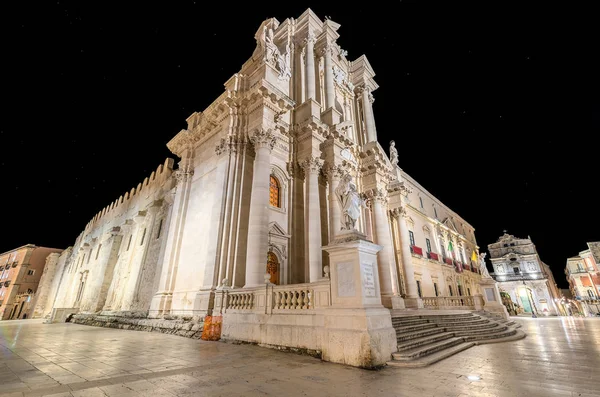 Yılbaşı gecesini katedral meydanında Syracuse Sicilya