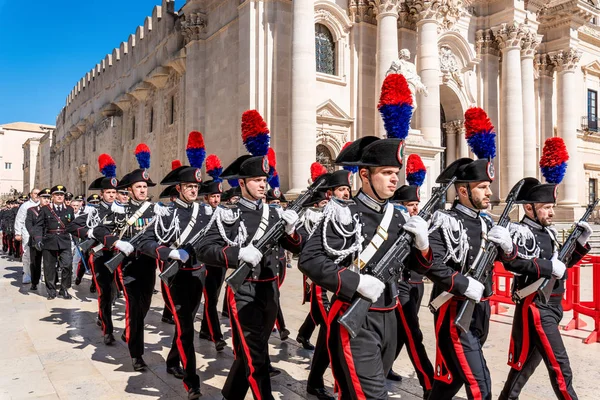 Siracusa Sicília / Itália - Junho 05 2019: Desfile dos carabinieri — Fotografia de Stock