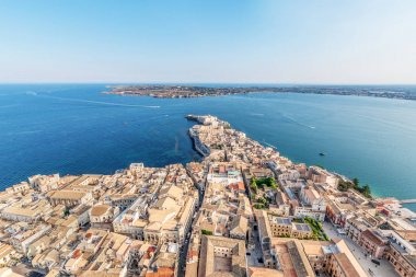 Kıyı şeridi kasaba Syracuse Sicilya ve eski Ortigia Adası
