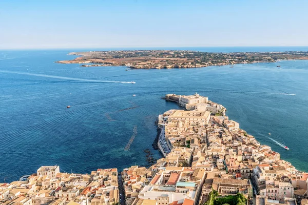 Città costiera Siracusa Sicilia e vecchia isola di Ortigia — Foto Stock