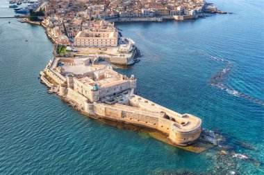 Ortigia'daki Maniace kalesinin havadan görünümü.