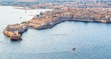 Kıyı şeridi kasaba Syracuse Sicilya ve eski Ortigia Adası