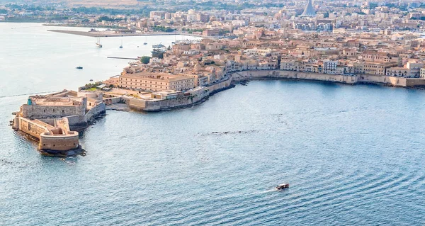 Città costiera Siracusa Sicilia e vecchia isola di Ortigia — Foto Stock