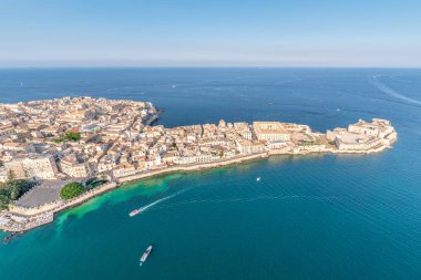Kıyı şeridi kasaba Syracuse Sicilya ve eski Ortigia Adası